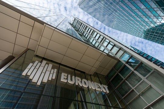 Courbevoie, France - 9 octobre 2023: Enseigne et logo &agrave; l'entr&eacute;e de l'immeuble Euronext dans le quartier des affaires de Paris La D&eacute;fense. Euronext est la principale place boursi&egrave;re de la zone euro