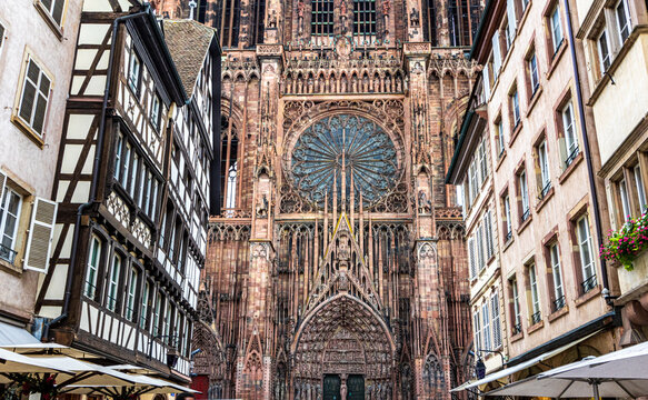 Westfassade des Strassburger M&uuml;nsters durch die Rue Merci&egrave;re gesehen
