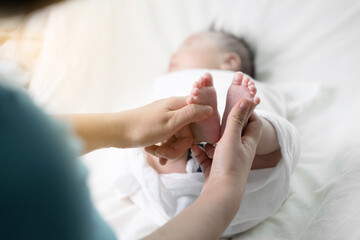 신생아의 발을 마사지하는 엄마의 손