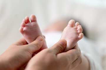 신생아의 발을 마사지하는 엄마의 손