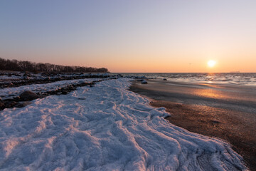 Vereiste Ostsee Küste im Winter bei Sonnenaufgang.