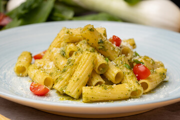 close-up de penne al pesto