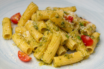 detalle de macarrones al pesto