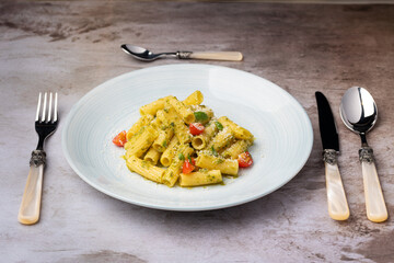 penne al pesto cubiertos