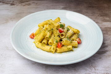 penne al pesto en mesa