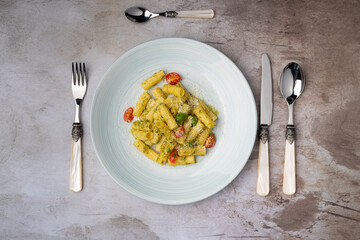 penne al pesto centital en mesa