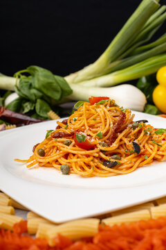 bodegón con espaguetti con verduras