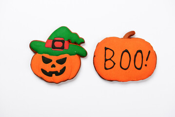 The hand-made eatable gingerbread Halloween pumpkins with boo inscription on white background - 660123708