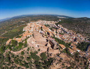 Panorámica aérea de Vilafamés (Castellón), un precioso pueblo de montaña de la Comunidad...