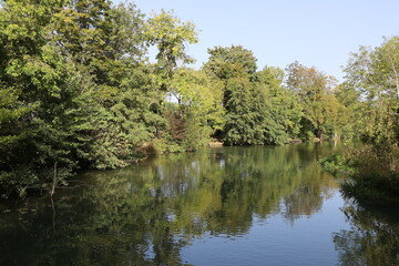 Fototapeta na wymiar La rivière la Marne, ville de Créteil, département du Val de Marne, France