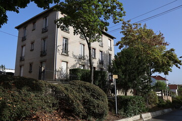 Fototapeta na wymiar Maison typique, vue de l'extérieur, ville de Créteil, département du Val de Marne, France