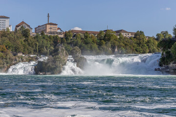 Der Rheinfall bei Schaffhausen in der Schweiz