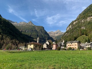 Fototapeta na wymiar Sonogno - Dorf im Verzascatal im Tessin, Schweiz - Europa Mit Kirche und Berge im Hintergrund