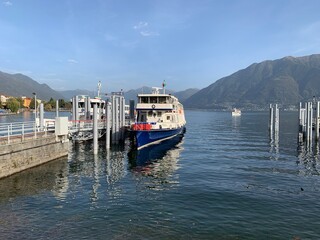 Fototapeta na wymiar Schiff an der Schiffanlegestelle am Ufer vom See Lago Maggiore im Tessin, Schweiz, Europa