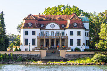 Herrenhaus auf der Königsklinger Aue, auch Eltviller Aue zwischen Bingen und Mainz am Rhein - 660156327