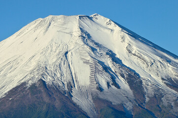 道志山塊の石割山山頂より　雪化粧した富士山
