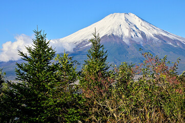 道志山塊の平尾山より望む富士山
