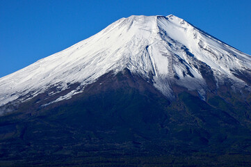道志山塊の平尾山山頂より　雪化粧した富士山
