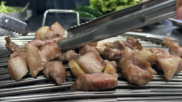한국식 돼지고기 바베큐중 악어살, 목등심 특수부위 숯불 구이 하는 모습 4k 24 slow