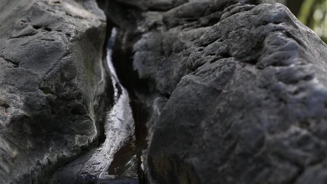 清水が岩の間を流れる