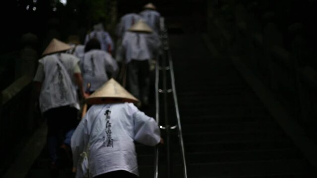 八十八箇所巡りをするお遍路の人々