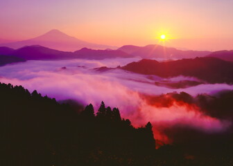 雲海に浮かぶ夜明けの富士山・静岡県静岡市清水区吉原にて