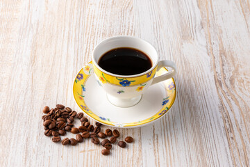 ホットコーヒーとコーヒー豆　coffee and roasted coffee beans
