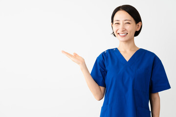 スクラブを着ている若い女性　医療イメージ	