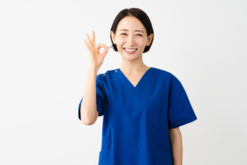 スクラブを着ている若い女性　医療イメージ	
