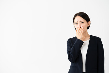 ビジネススーツを着ている若い女性　ビジネスイメージ