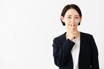 ビジネススーツを着ている若い女性　ビジネスイメージ