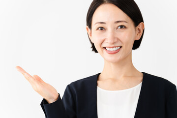 ビジネススーツを着ている若い女性　ビジネスイメージ