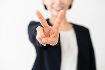 ビジネススーツを着ている若い女性　ビジネスイメージ