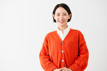 カーディガンを着ている若い女性　秋服イメージ