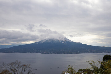 雪雲の下の桜島