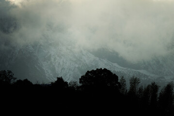 雪が積もる山の肌のイメー風景