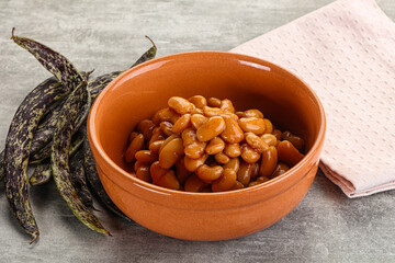 Canned white bean in tomato sauce