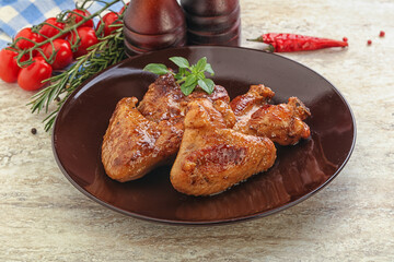 Roasted chicken wings with spicy sauce