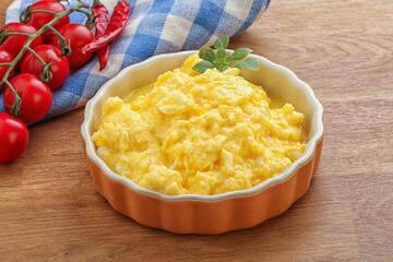 Scrambledd egg in the bowl