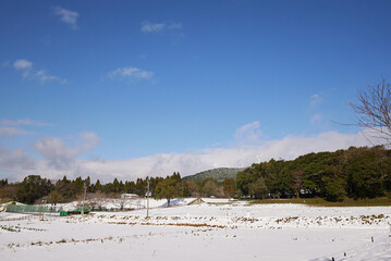 寺山ふれあい公園に積もる冬の雪