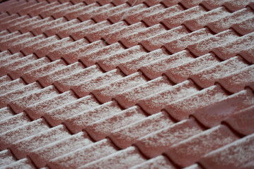 雪の氷が残る日本の屋根