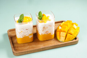 Mango Sago Dessert is Made from  Puree Mango, Sago Pearl, and Coconut Milk top with Sliced Mango. - obrazy, fototapety, plakaty