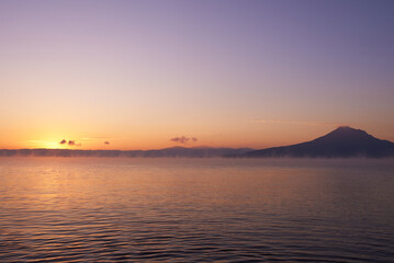 Obraz premium 幻想的な気嵐の先から登る太陽の光