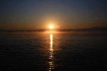 Fototapeta premium 朝日を見つめるお化けに見える雲