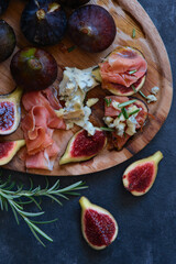 figs cheese with mold and jamon