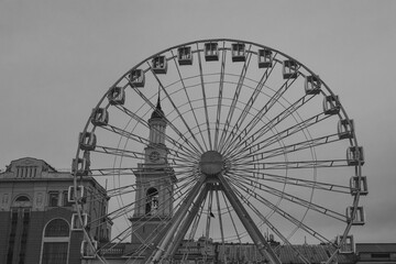 Fototapeta premium ferris wheel in the center of the city
