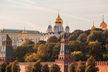 Naklejka premium MOSCOW, RUSSIA - SEPTEMBER 26, 2023: View of Moscow on an autumn evening at sunset. Kremlin towers. The Grand Kremlin Palace, the Assumption and Annunciation Cathedrals. A popular tourist attraction.