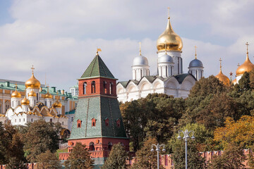Fototapeta na wymiar MOSCOW, RUSSIA - SEPTEMBER 26, 2023: View of Moscow on an autumn day. Kremlin towers. The Grand Kremlin Palace, Assumption and Annunciation Cathedral. A popular tourist attraction.