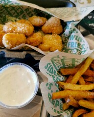 frittierte Hähnchen-Nuggets mit Pommes