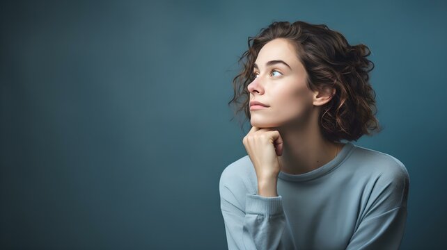 Zukunftspl&auml;ne: Entschlossene Frau vor Blauem Hintergrund